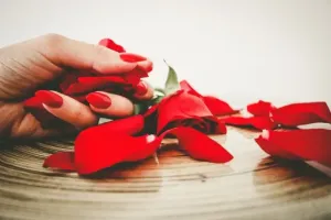 Triki, które ulepszą Twój manicure hybrydowy – poznaj je!